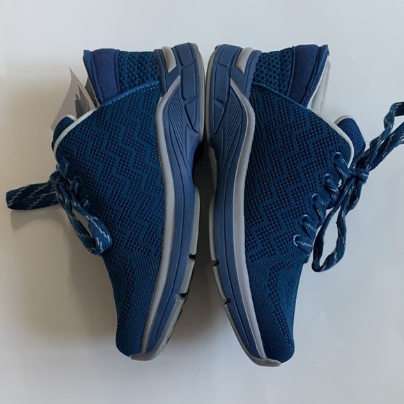 Zeba Step in sneakers, no bending over to put these on. Sapphire Blue size 8 NWT - Picture 2 of 13
